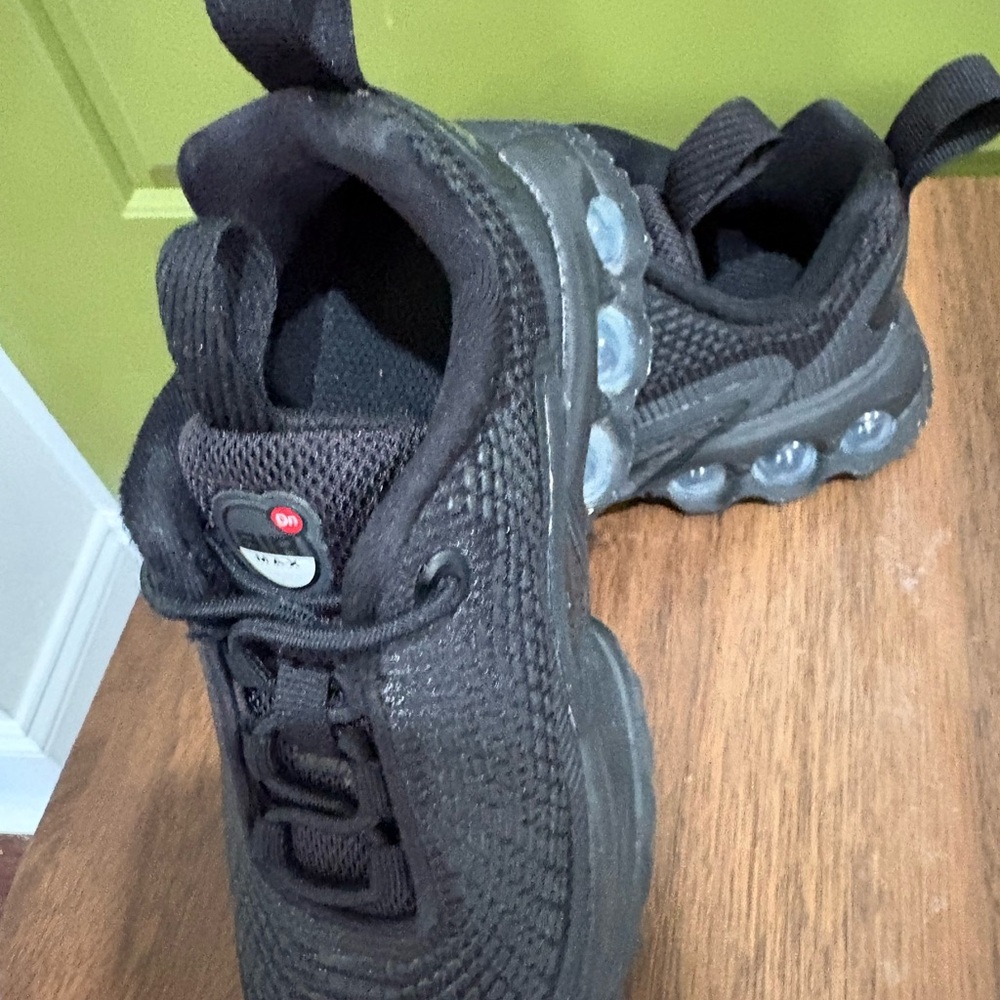 Nike Kids Black Mesh Sneakers with Clear Air Bubble Sole - Picture 3 of 3